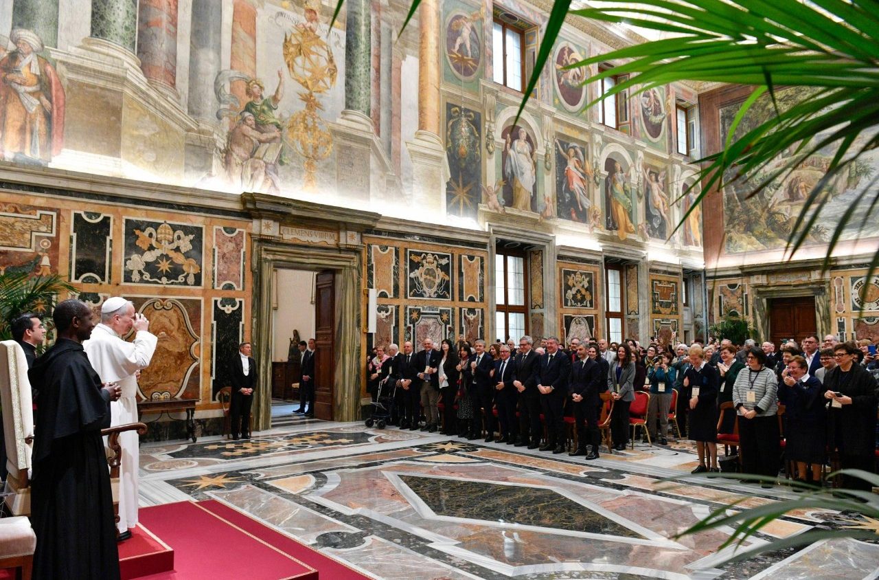 Caritas Diocesana Vicentina all’udienza del Papa con la Cattedra dell’Accoglienza
