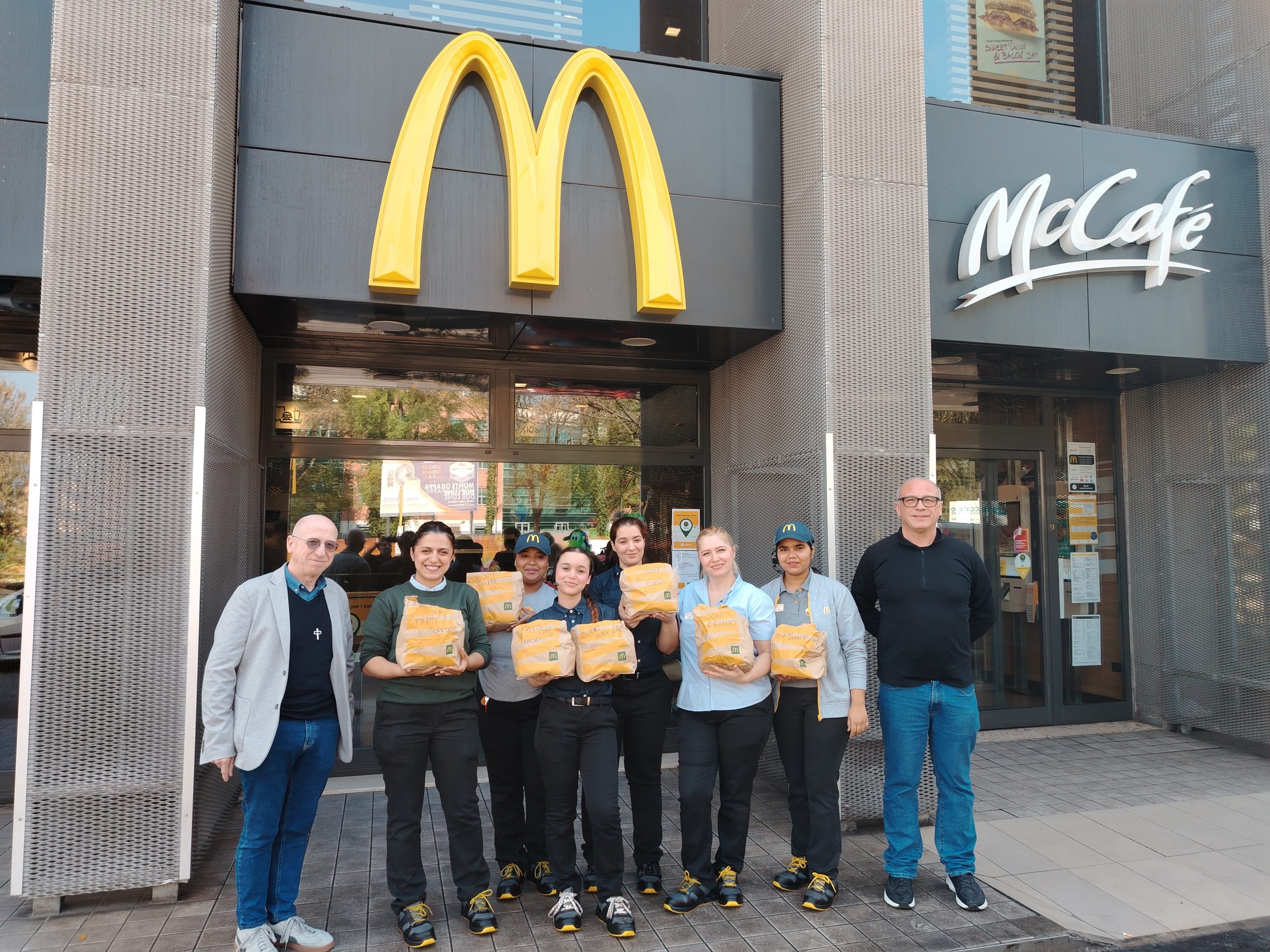McDonald’s dona 150 pasti a settimana, per dieci martedì consecutivi,  alla mensa di Casa Santa Lucia